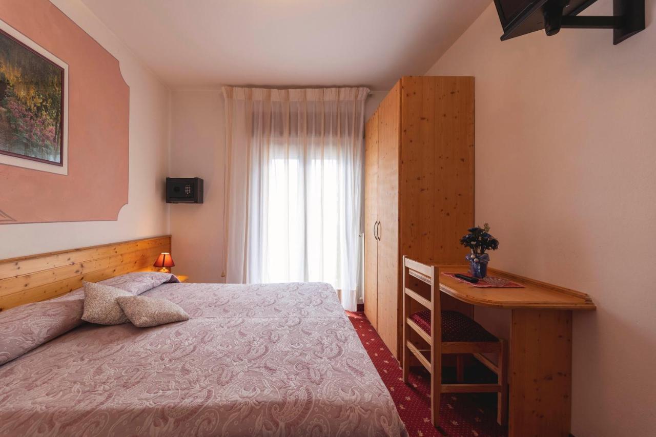 Hotel Castel Mani San Lorenzo Dorsino Esterno foto