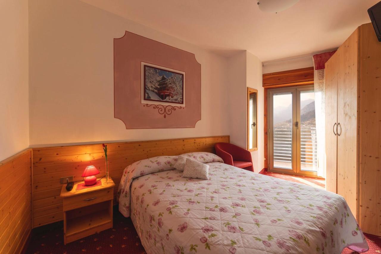 Hotel Castel Mani San Lorenzo Dorsino Esterno foto