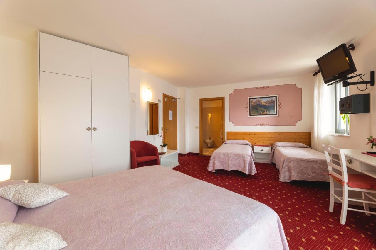 Hotel Castel Mani San Lorenzo Dorsino Esterno foto