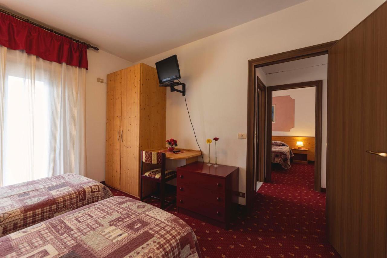 Hotel Castel Mani San Lorenzo Dorsino Esterno foto