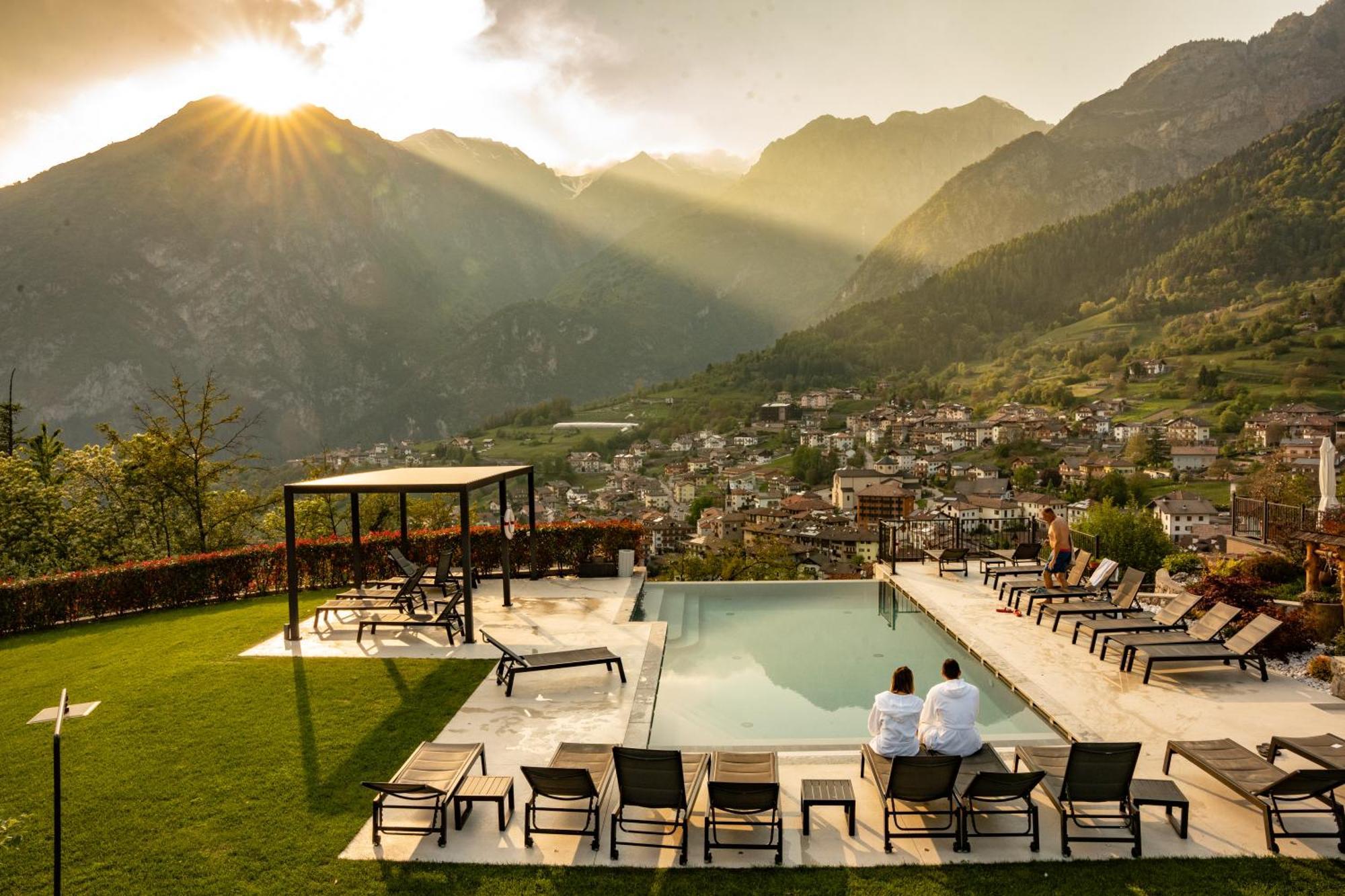 Hotel Castel Mani San Lorenzo Dorsino Esterno foto