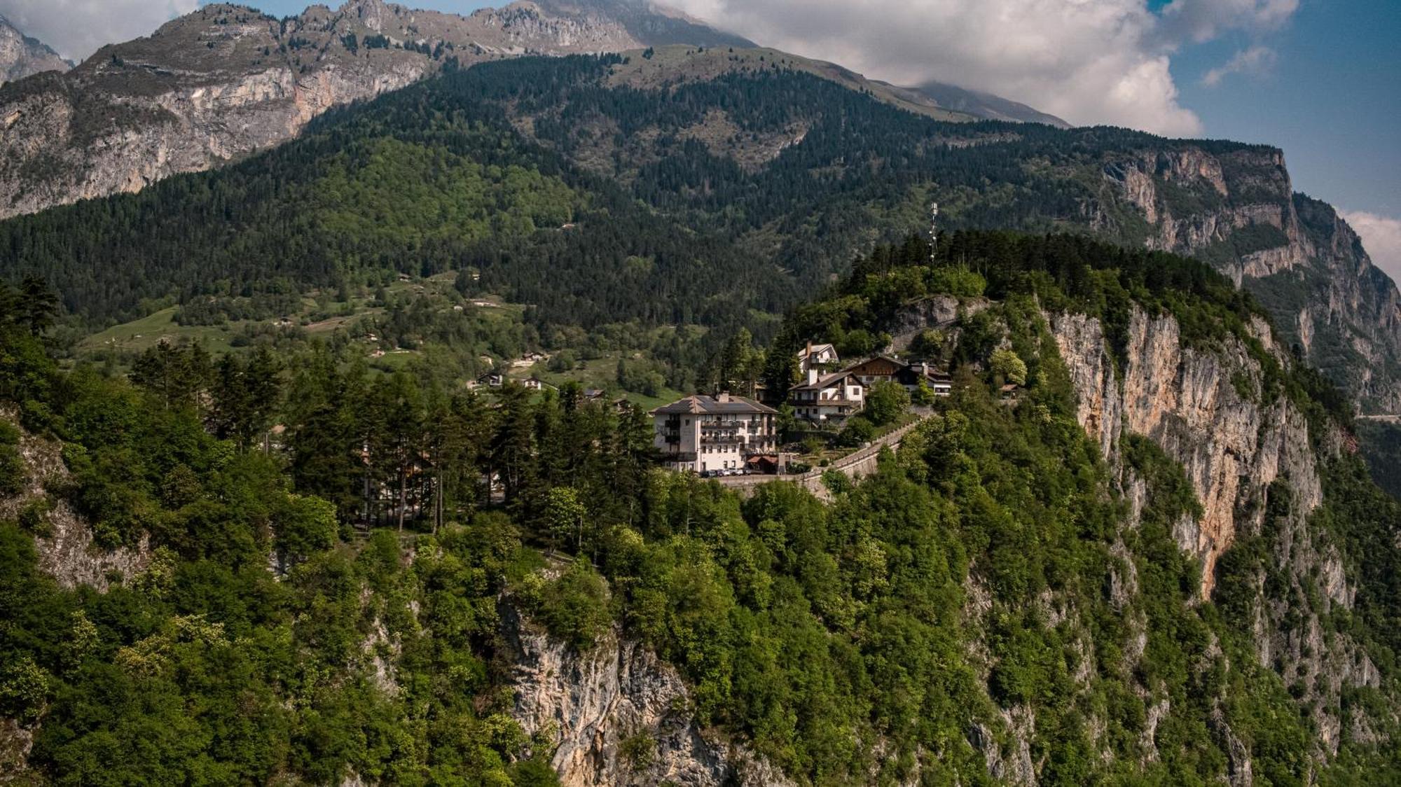 Hotel Castel Mani San Lorenzo Dorsino Esterno foto